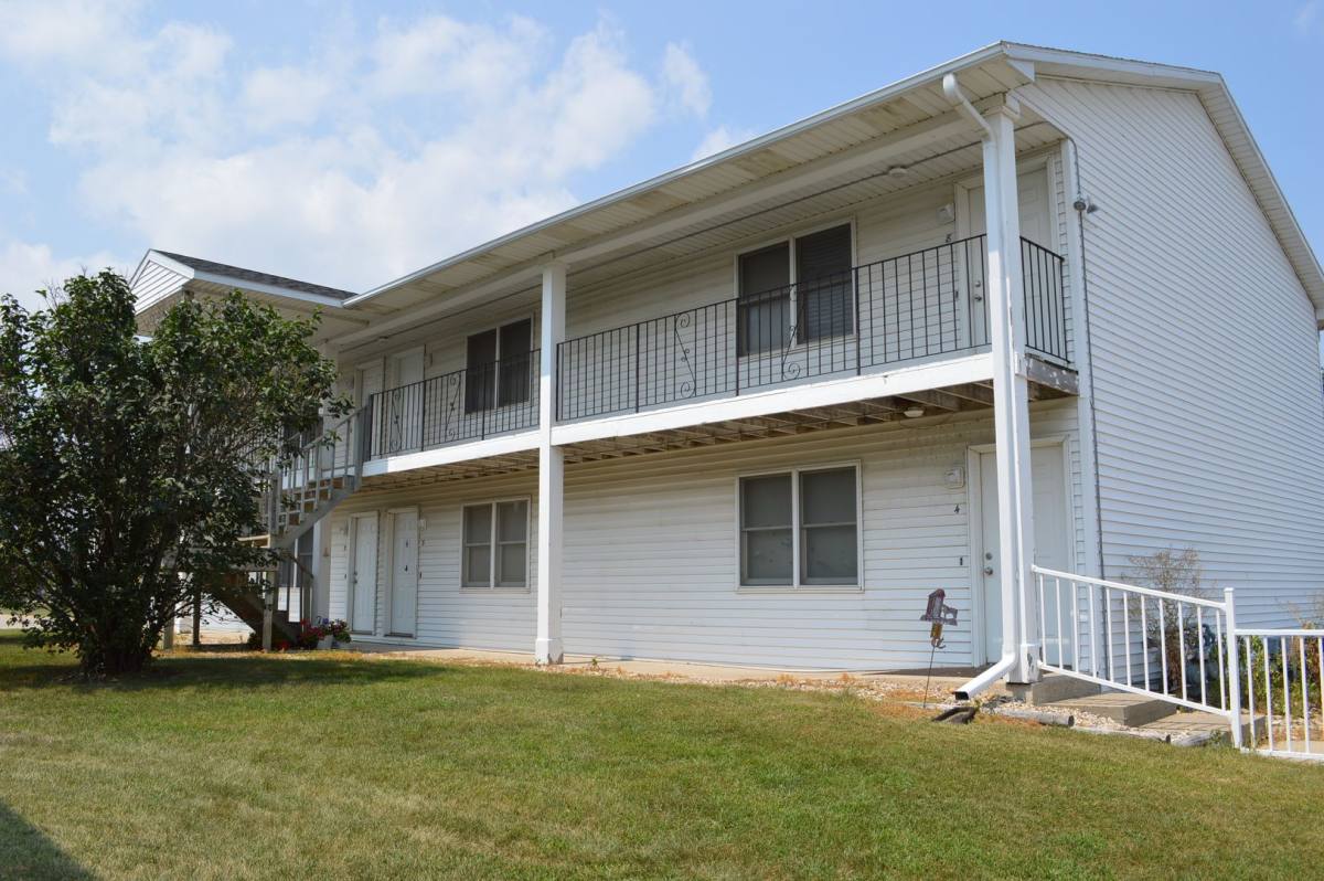 Apartment for rent at 2102 14th Ave N, Clear Lake, IA 50428