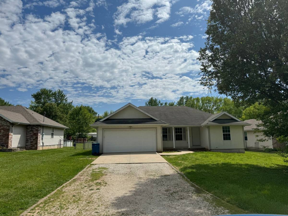 House for rent at 206 W Nixon Dr, Strafford, MO 65757