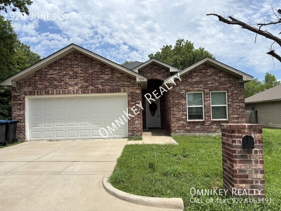 House for rent at 920 Jones St, Greenville, TX 75401