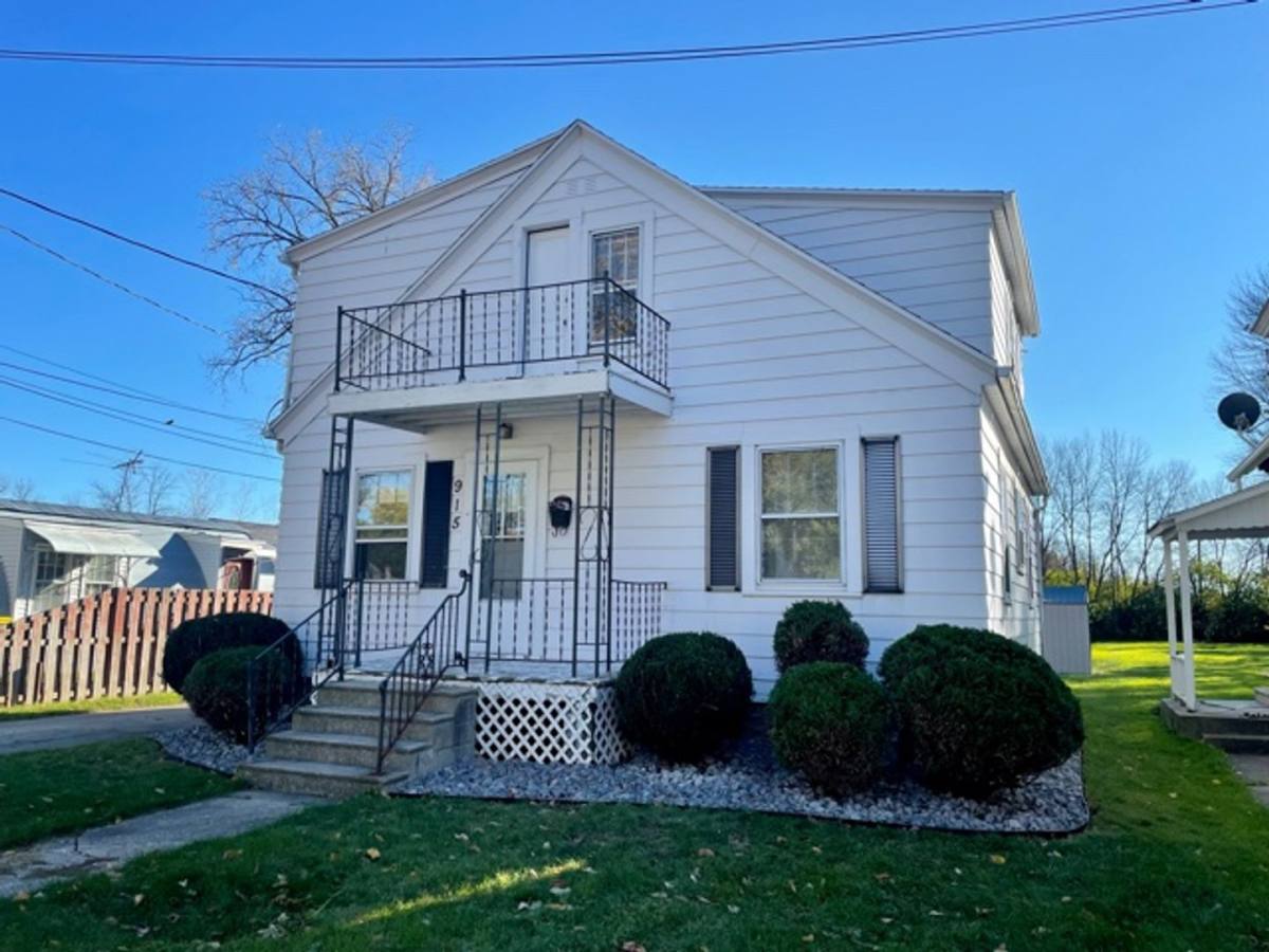Townhouse for rent at 915 12th Ave, Green Bay, WI 54304
