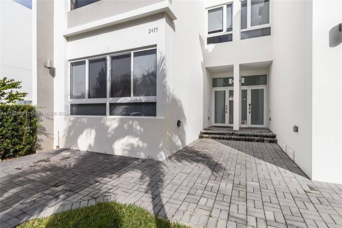 Townhouse for rent at 2475 NE 135th St, Miami, FL 33181