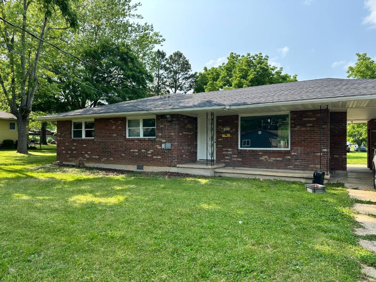 House for rent at 805 Monroe St, Cuba, MO 65453