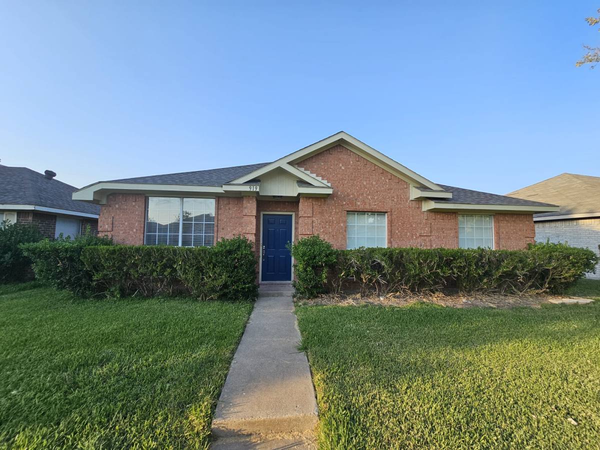 House for rent at 919 Crestwood Dr, Cedar Hill, TX 75104