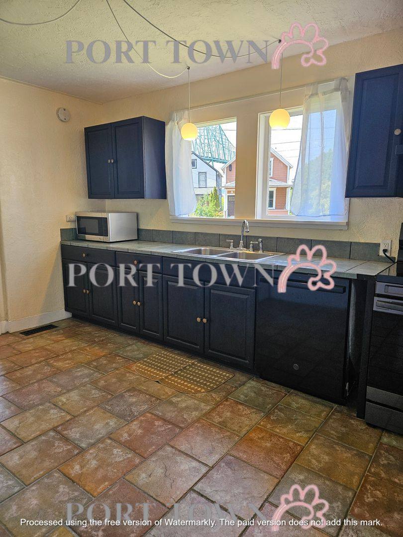 Apartment for rent at 150 Lincoln St, Astoria, OR 97103