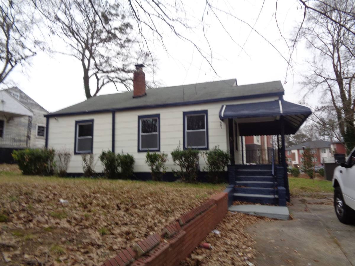 House for rent at 541 W Lake Ave NW, Atlanta, GA 30318