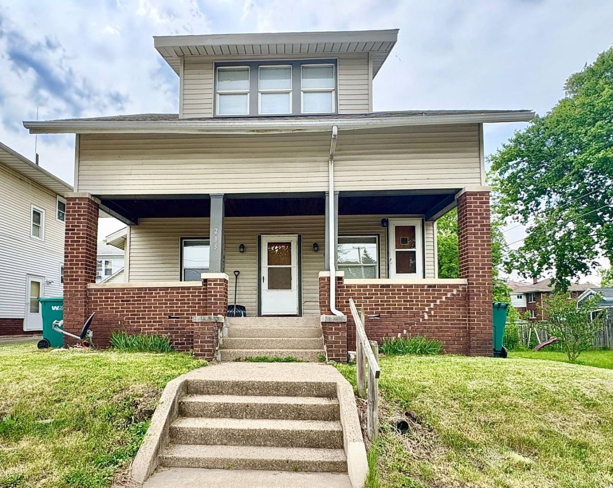 Apartment for rent at 215 Pine St, Mishawaka, IN 46544