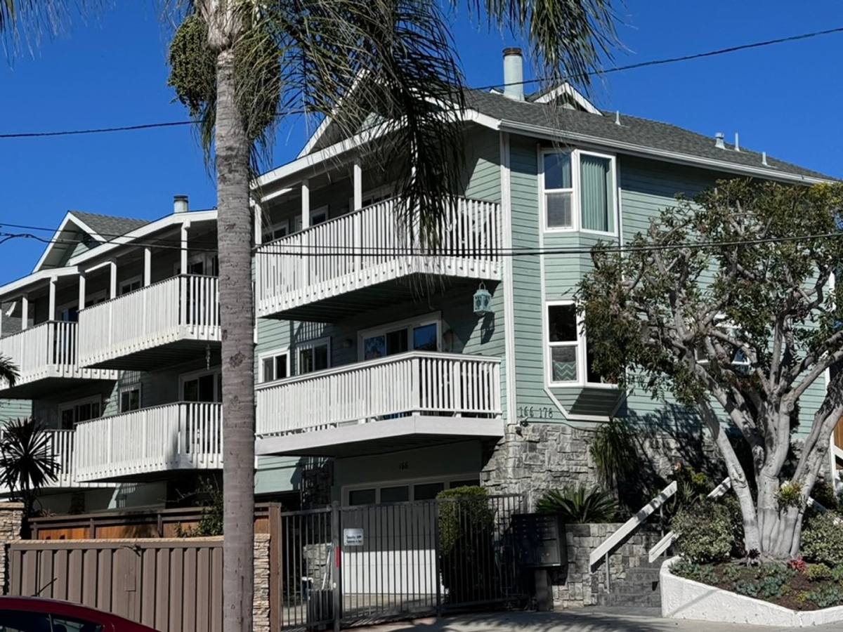 Townhouse for rent at 166 Walnut Ave, Carlsbad, CA 92008