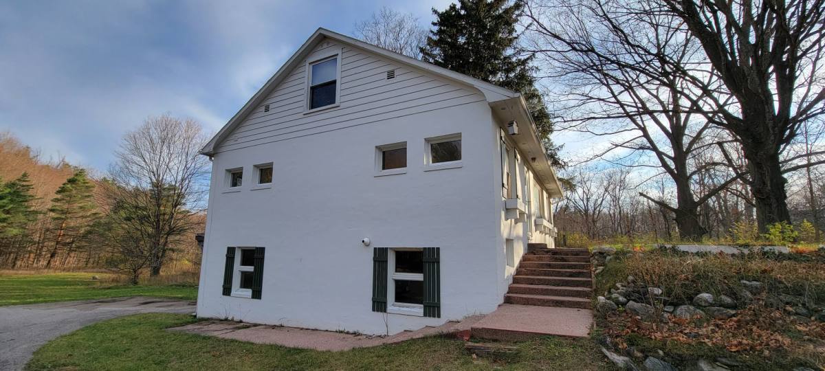 House for rent at 9941 E Carter Rd, Traverse City, MI 49684