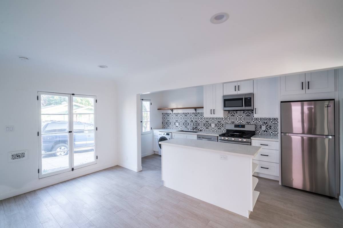 Apartment for rent at 2546 3rd St, Santa Monica, CA 90405