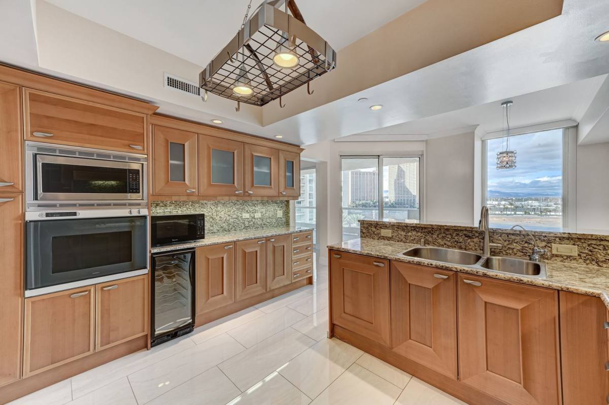 Apartment for rent at 2777 Paradise Rd, Las Vegas, NV 89109