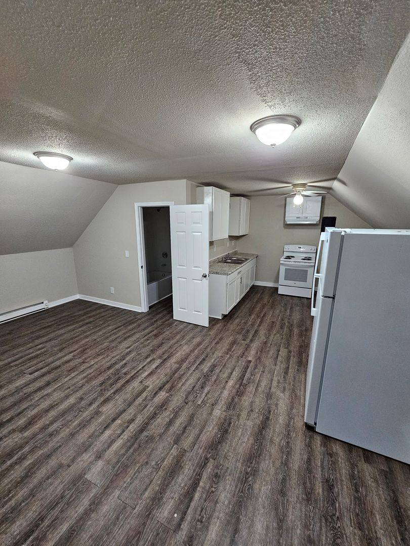 Apartment for rent at 202 W Marion St, Knoxville, IA 50138