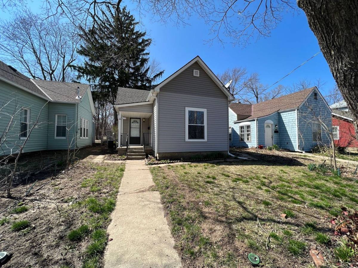 House for rent at 412 S Hocker Ave, Independence, MO 64050