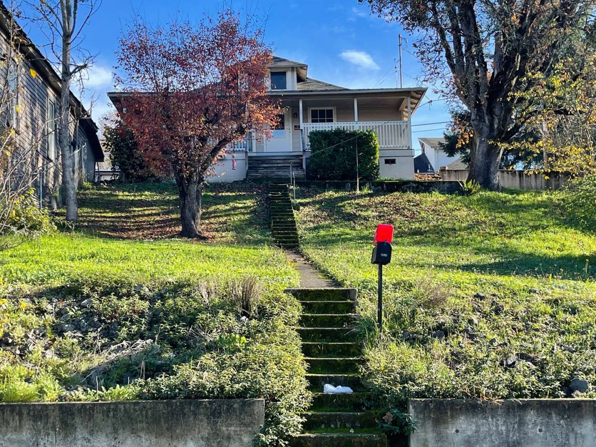 House for rent at 1247 SE Cobb St, Roseburg, OR 97470