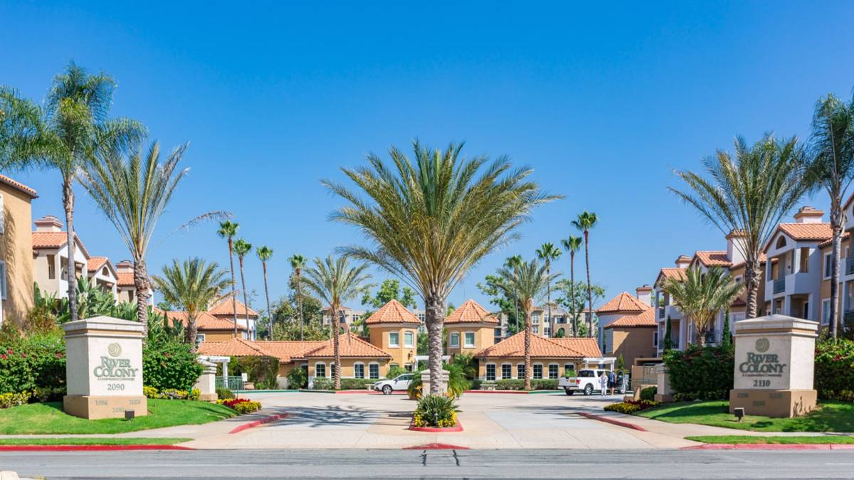 Condo for rent at 2050 Camino De La Reina, San Diego, CA 92108