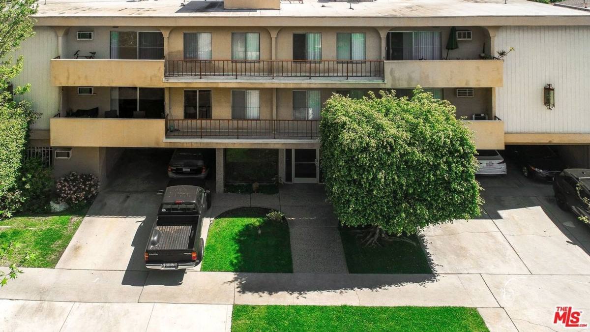 Apartment for rent at 1110 S Oakhurst Dr, Los Angeles, CA 90035