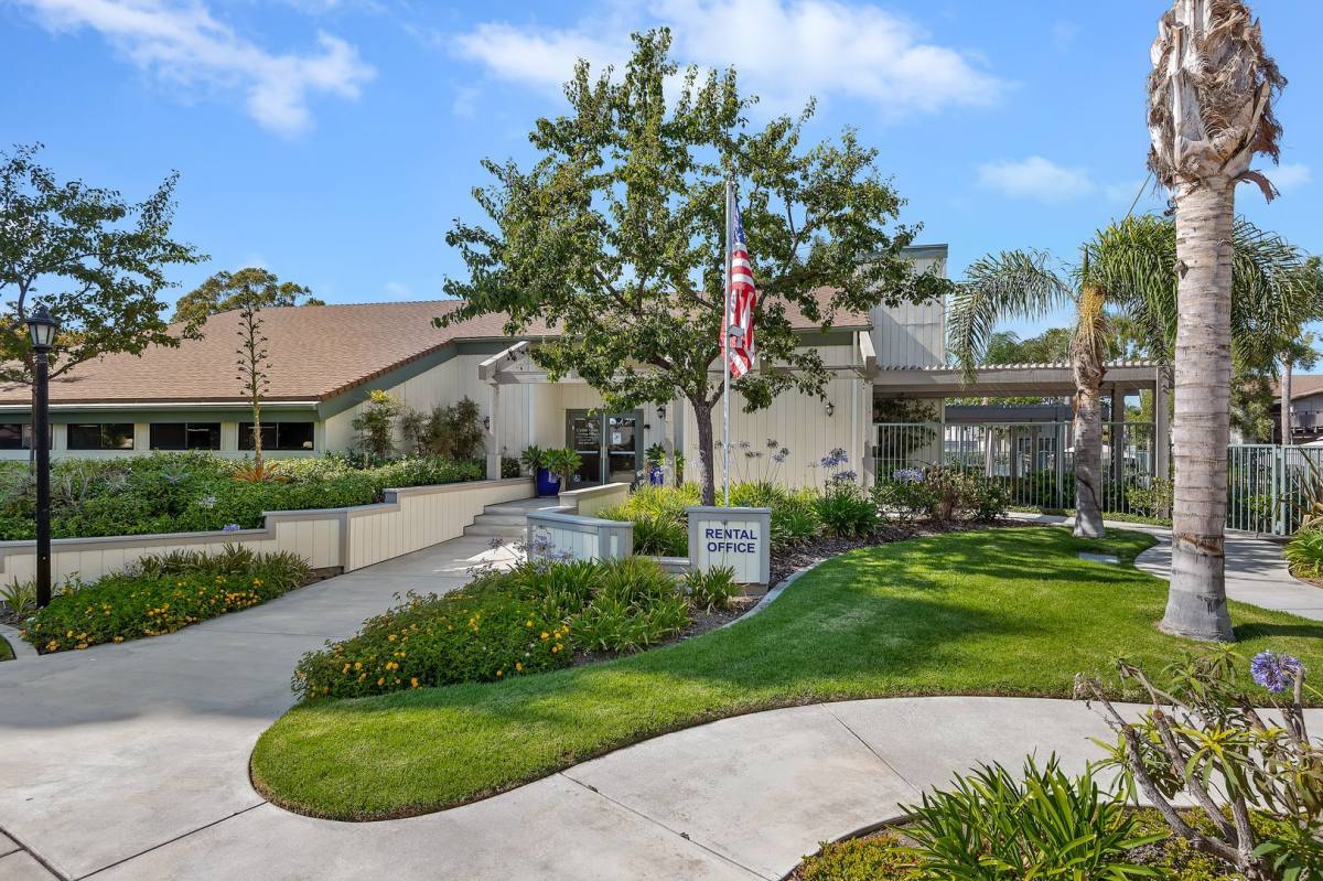 Apartment for rent at 701 Aster St, Oxnard, CA 93036
