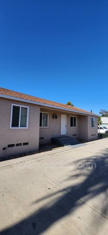 Townhouse for rent at 1604 N H St, San Bernardino, CA 92405