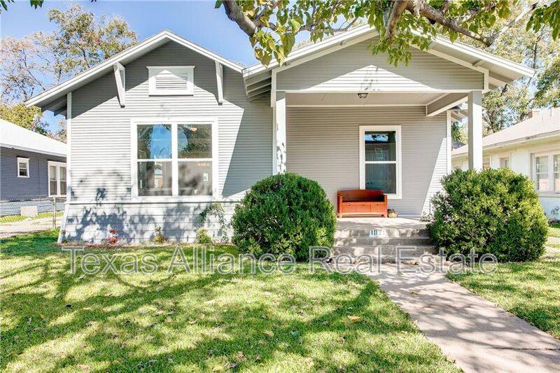 House for rent at 1821 W 10th St, Dallas, TX 75208
