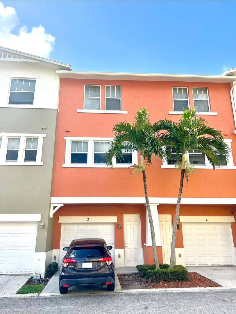 Townhouse for rent at 750 Millbrae Court, West Palm Beach, FL 33401