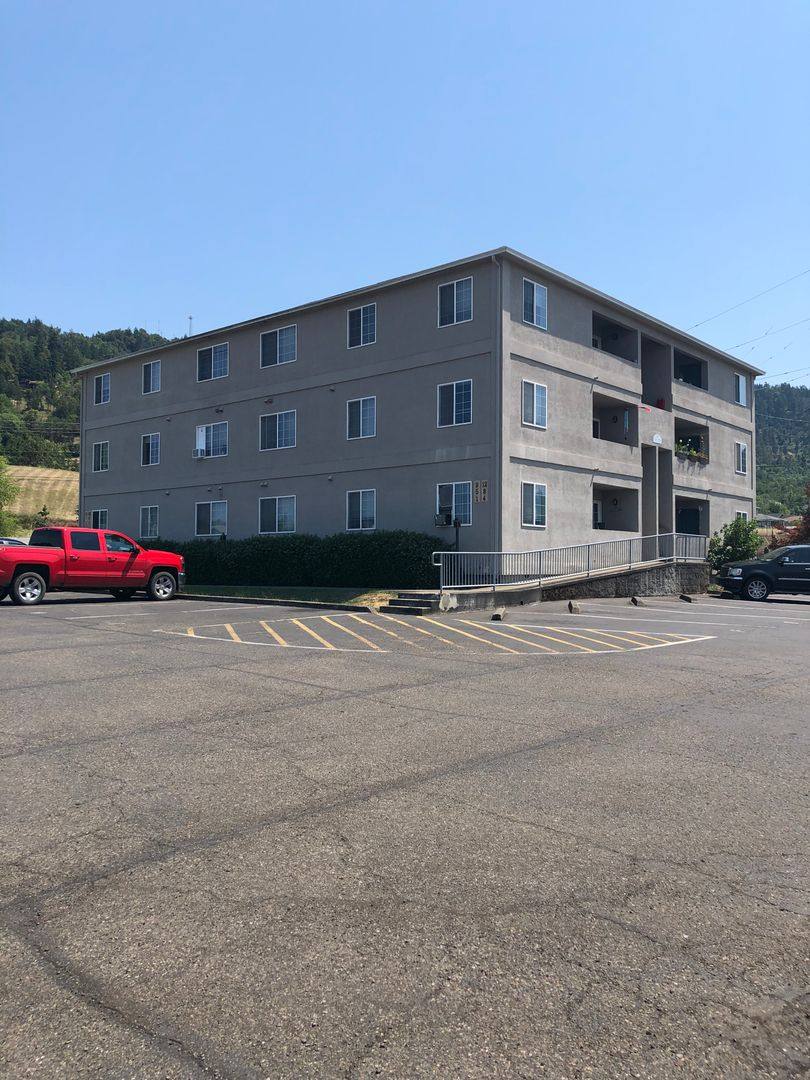 Apartment for rent at 3030 Goedeck Ave, Roseburg, OR 97471