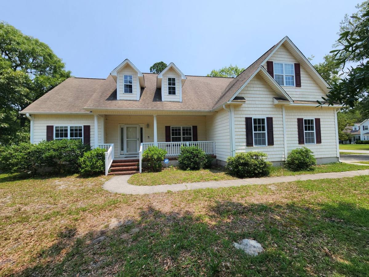 1660 Chadwick Shores Dr, Sneads Ferry, NC 28460