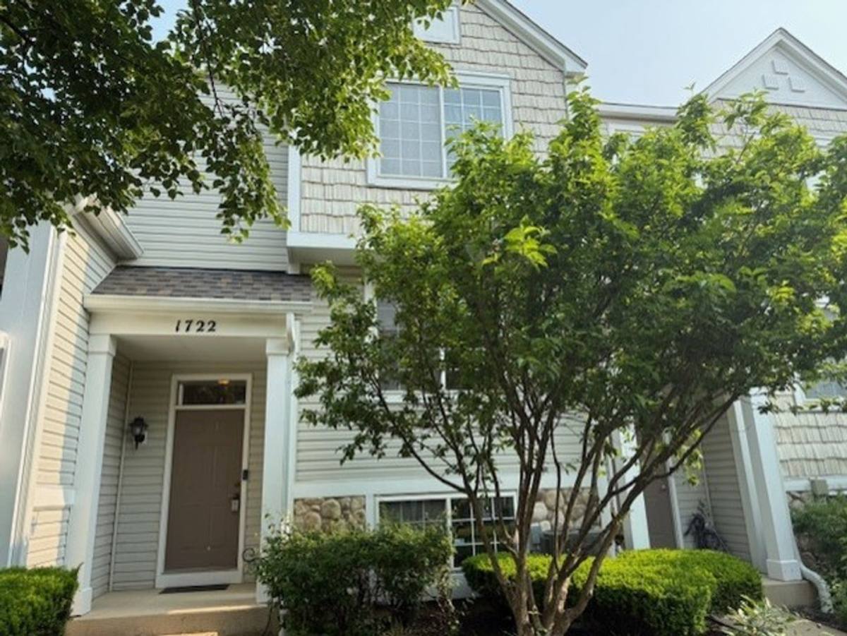 Townhouse for rent at 1722 Middlebury Dr, Aurora, IL 60503