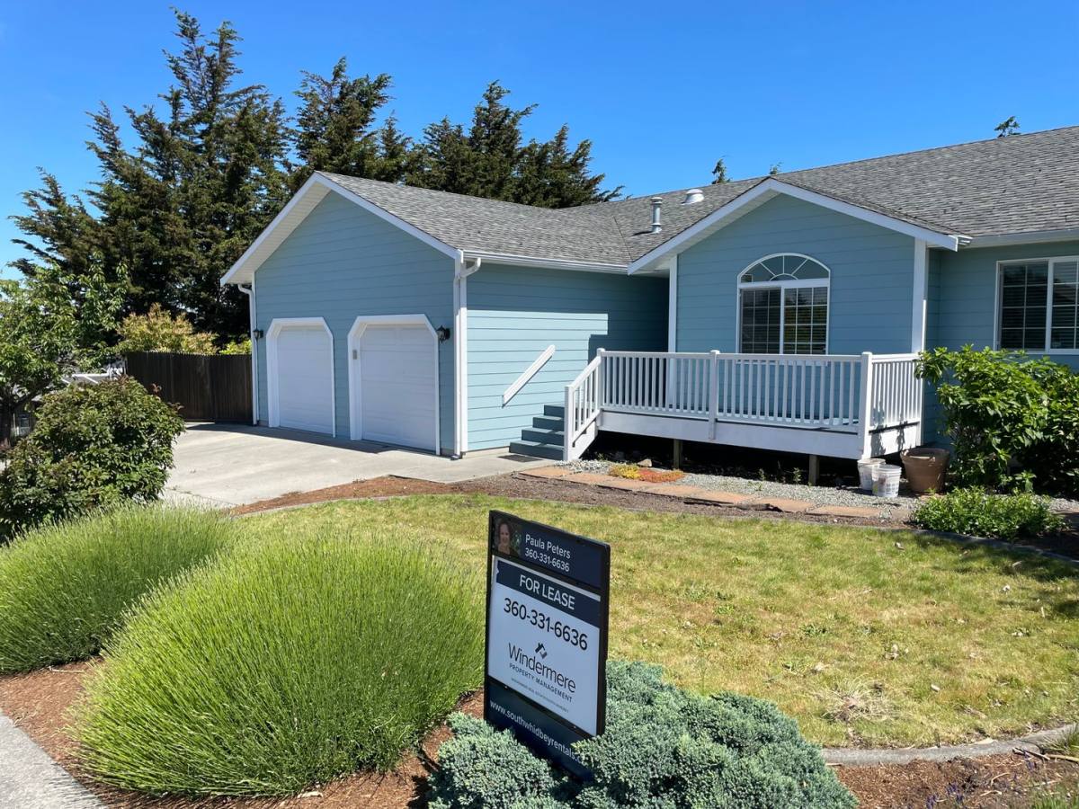 House for rent at 2240 SW 16th Ave, Oak Harbor, WA 98277