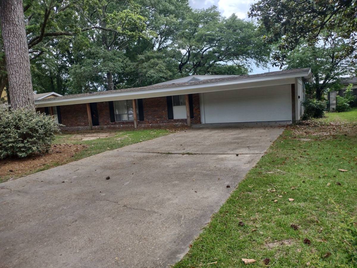 House for rent at 5261 Wayneland Dr, Jackson, MS 39211