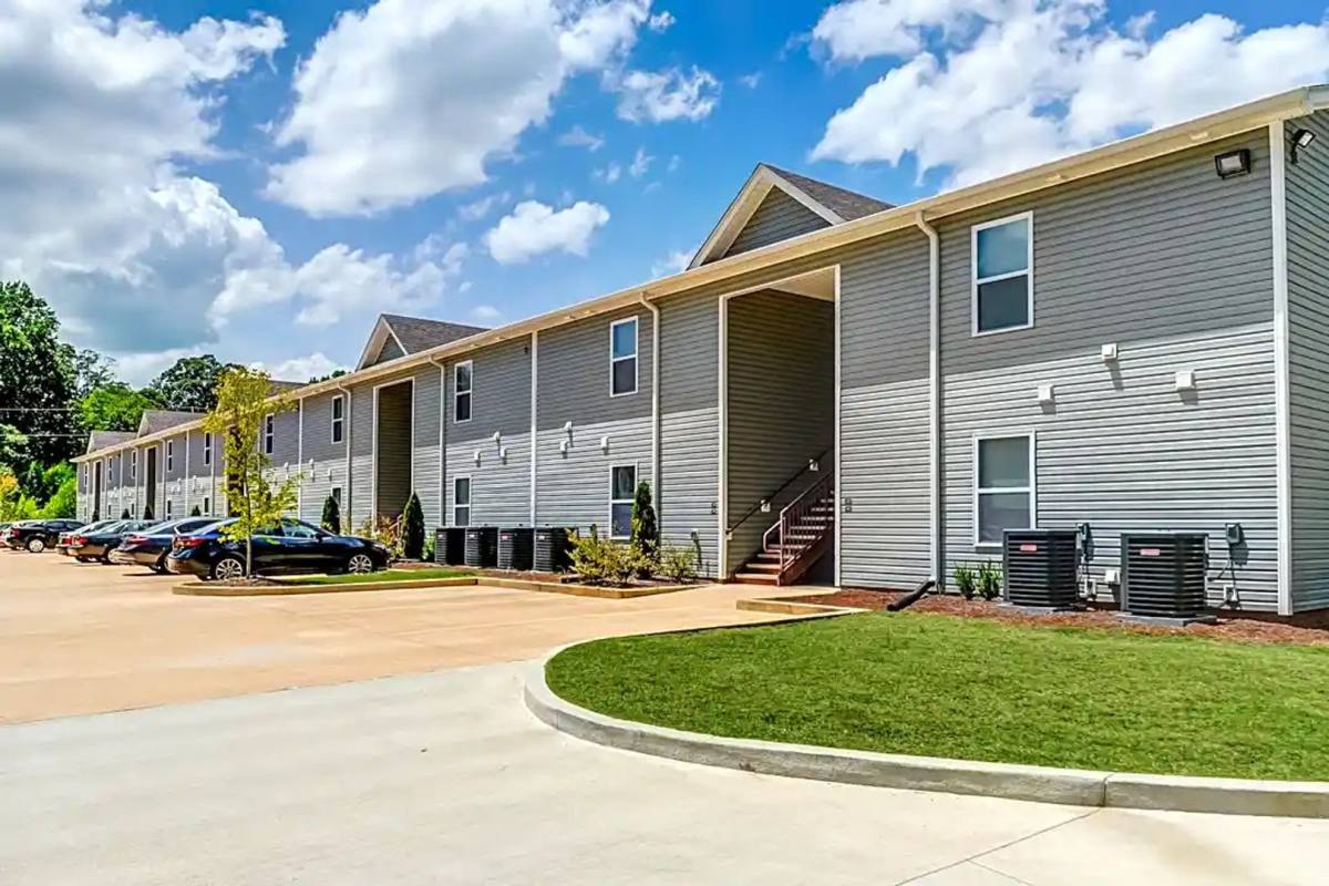 Apartment for rent at 296 Oak St W, Alexander City, AL 35010