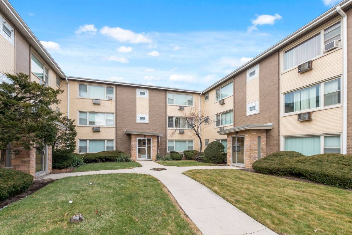Apartment for rent at 4040 W 63rd St, Chicago, IL 60629