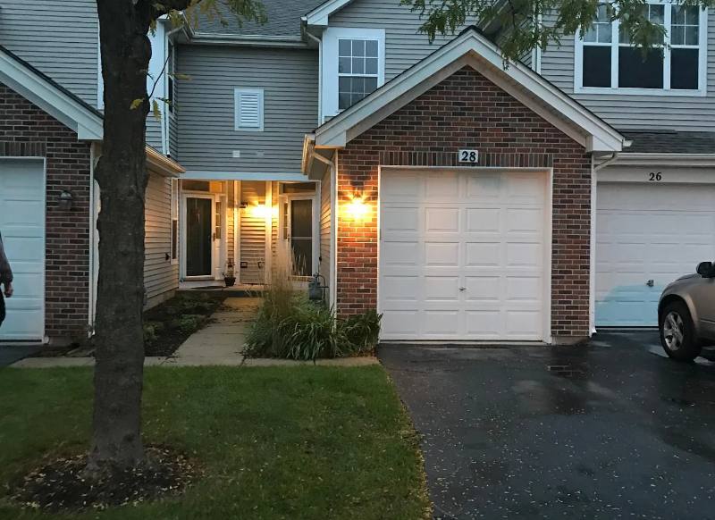 Townhouse for rent at 28 Waverly Court, Algonquin, IL 60102
