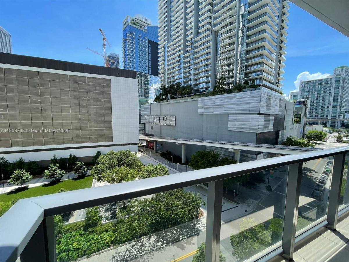 Apartment for rent at 31 SE 6th St #907, Miami, FL 33131