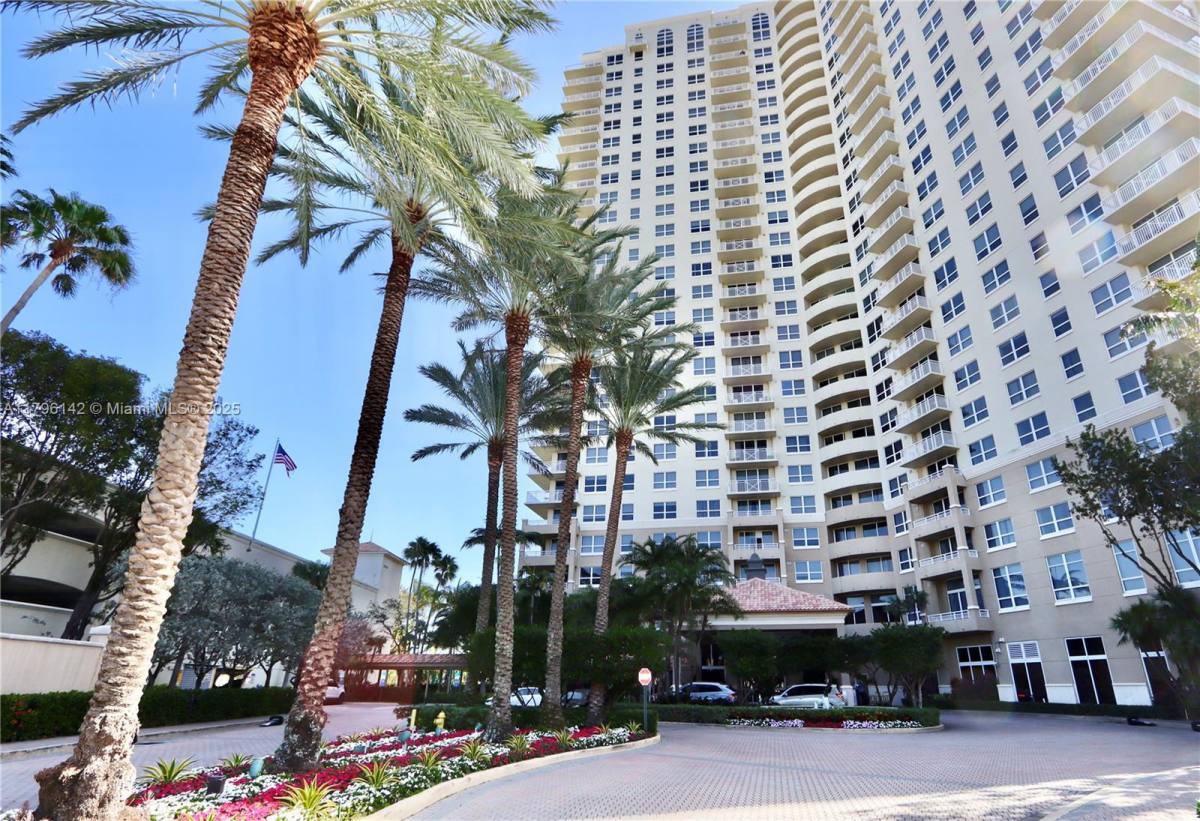 Apartment for rent at 19501 W Country Club Dr #2510, Miami, FL 33180