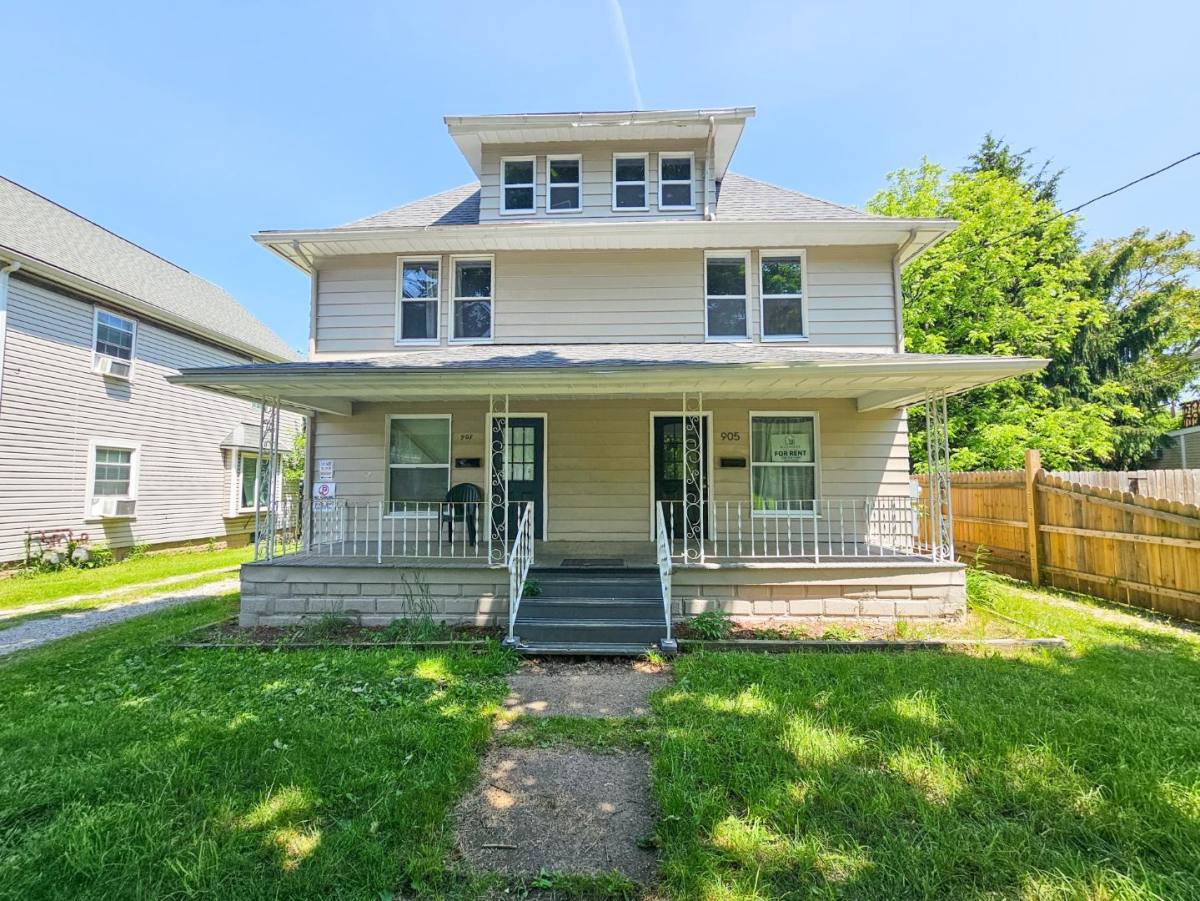 Apartment for rent at 905 Berwin St, Akron, OH 44310