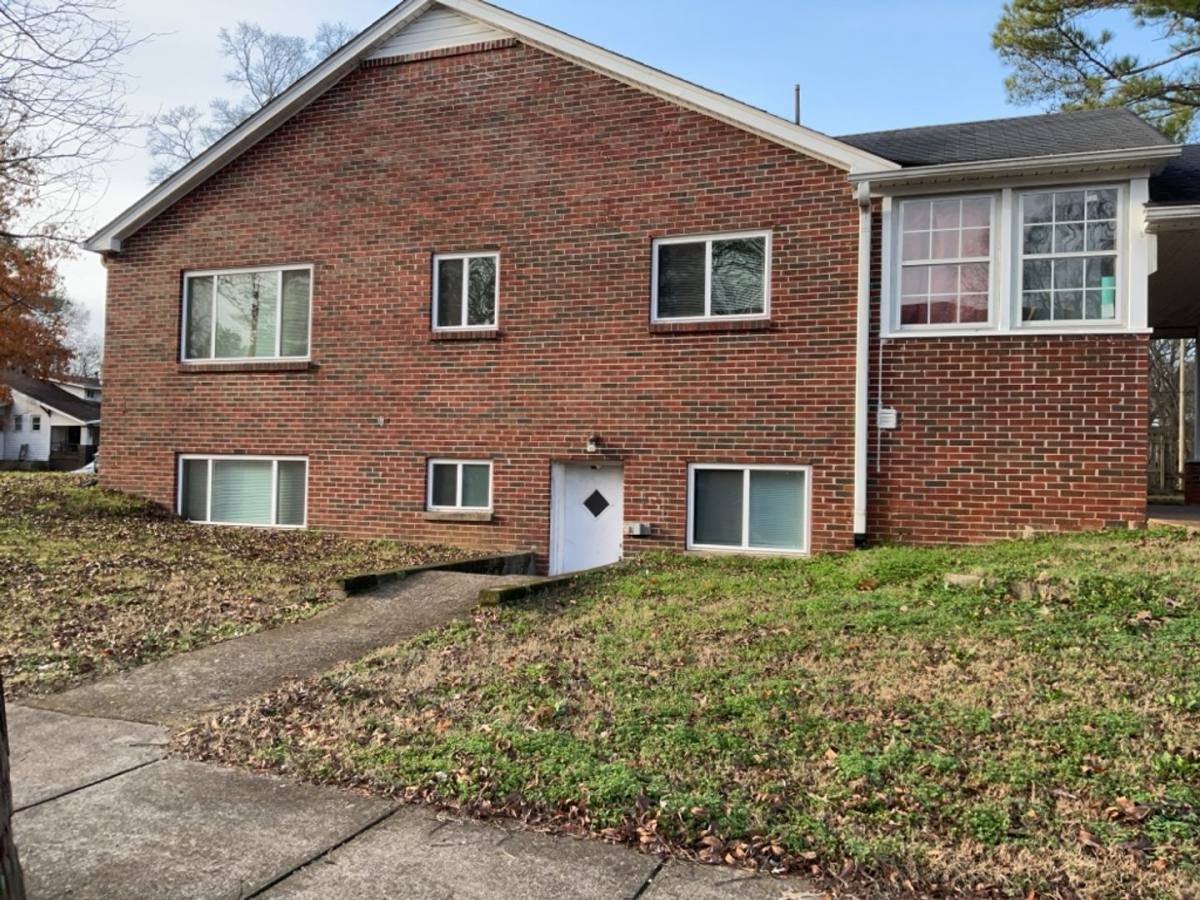 Apartment for rent at 402 W Tombigbee St #B, Florence, AL 35630