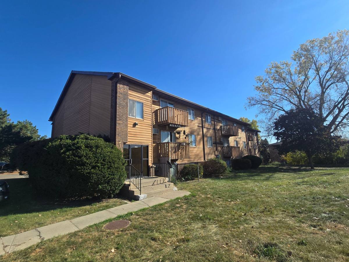 Apartment for rent at 2100 & 2108 Grand Ave, West Des Moines, IA 50265