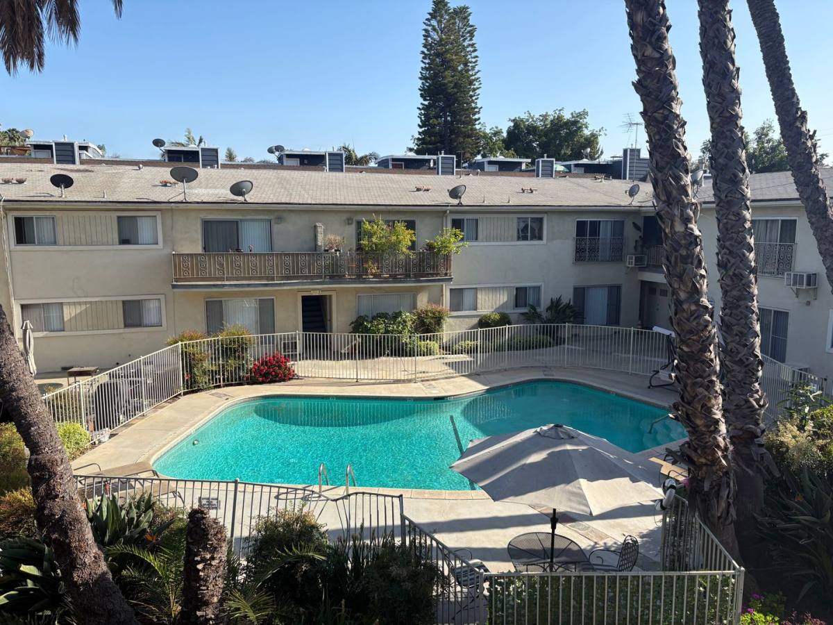 Apartment for rent at 4525 Murietta Ave, Sherman Oaks, CA 91423