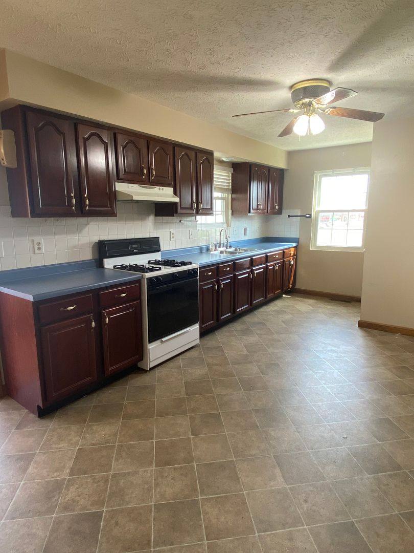 Apartment for rent at 209 Lee St, Belpre, OH 45714