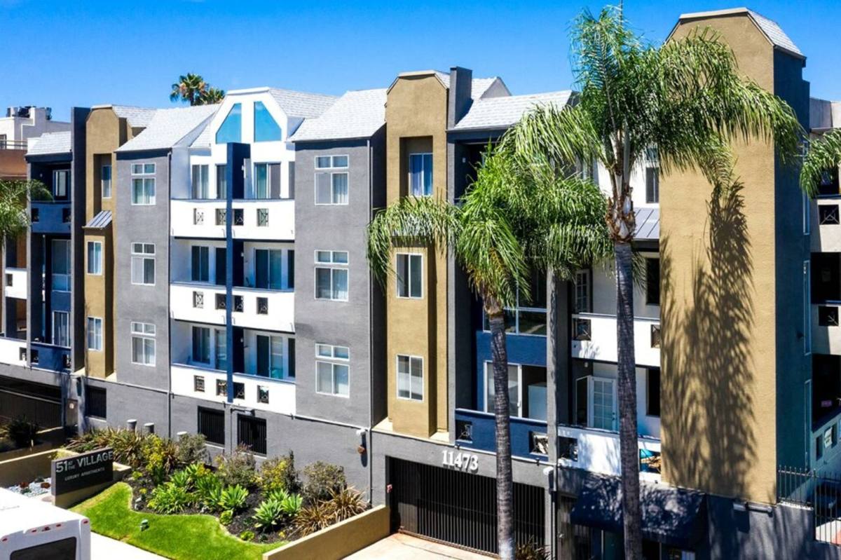 Apartment for rent at 11473 Riverside Dr, North Hollywood, CA 91602
