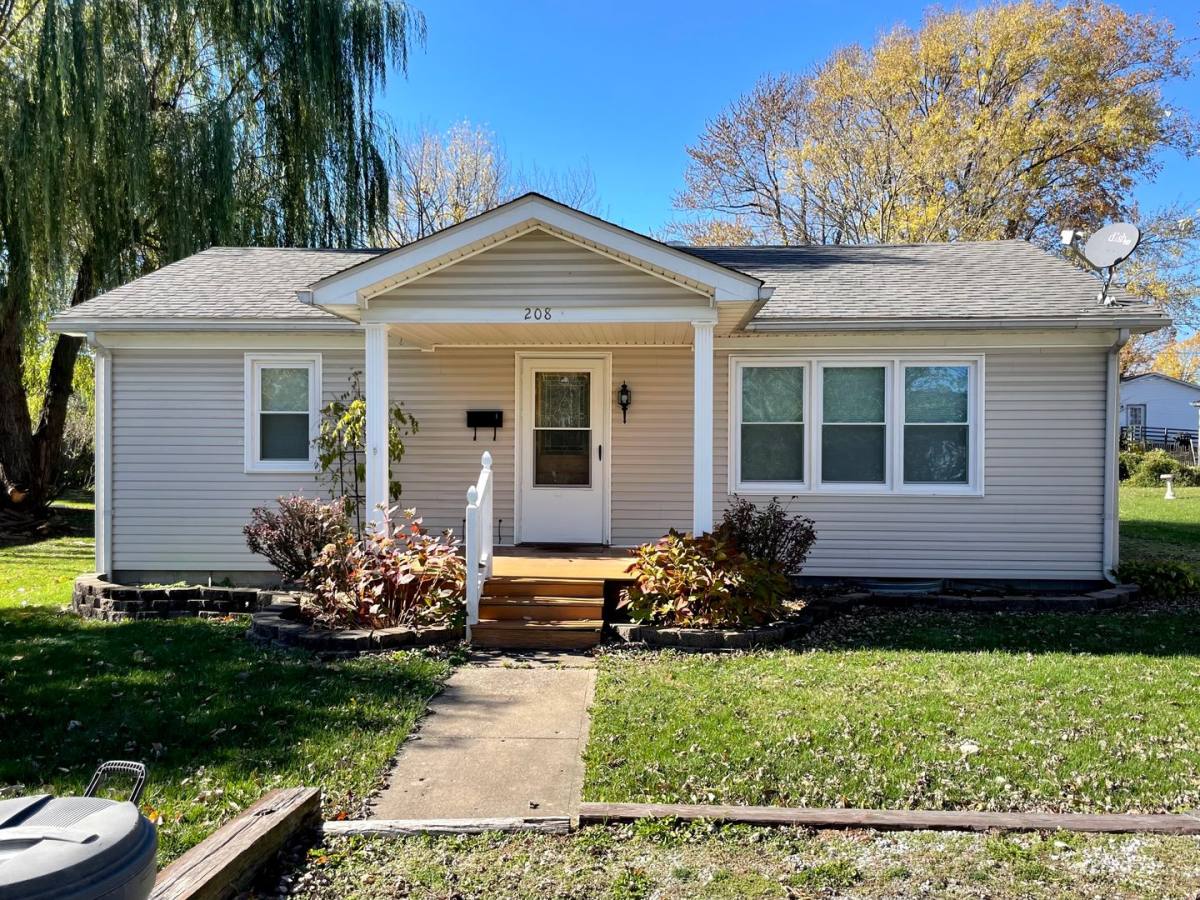 House for rent at 208 S Main Cross St, Bowling Green, MO 63334