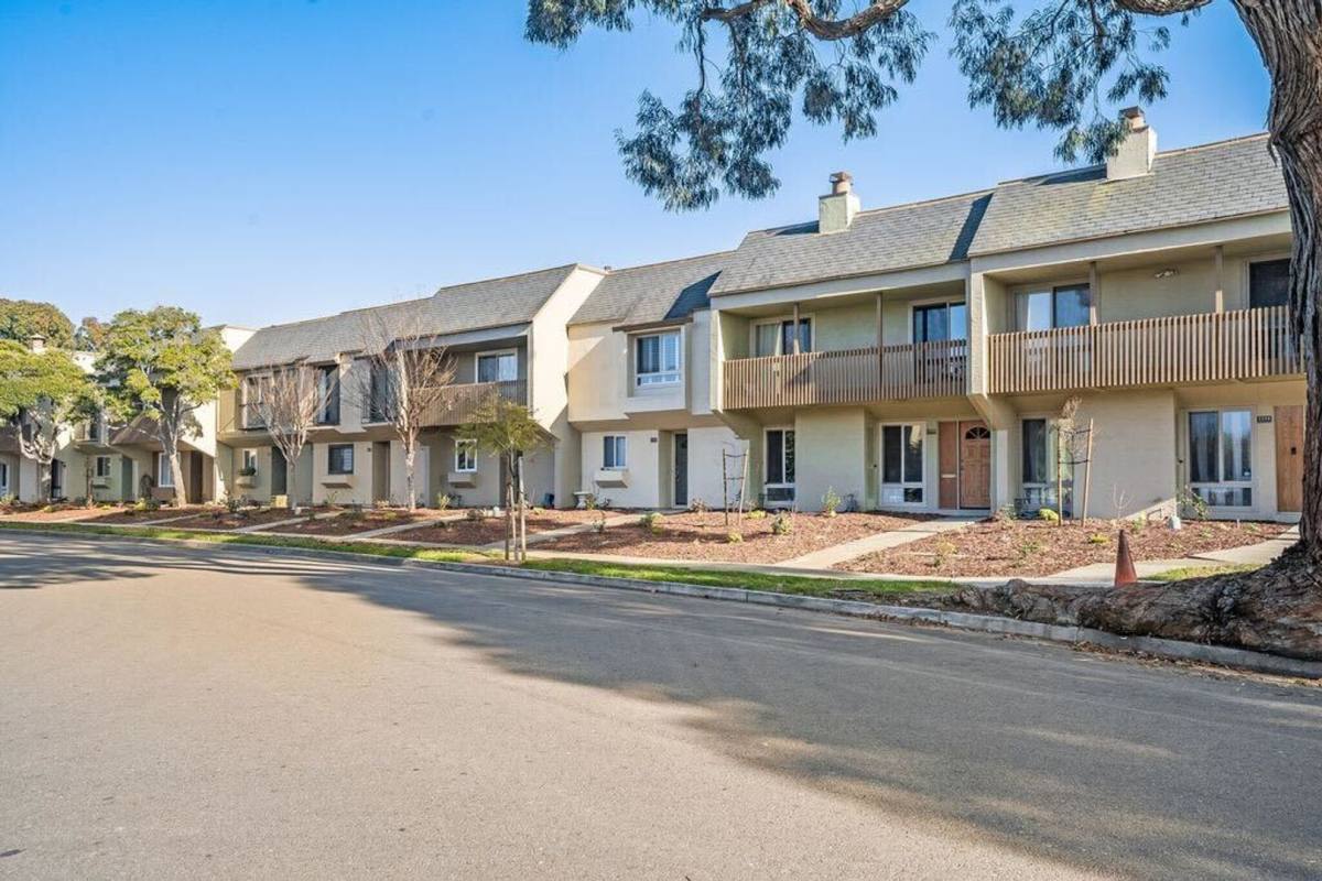 Townhouse for rent at 1130 Fontana Dr, Alameda, CA 94502