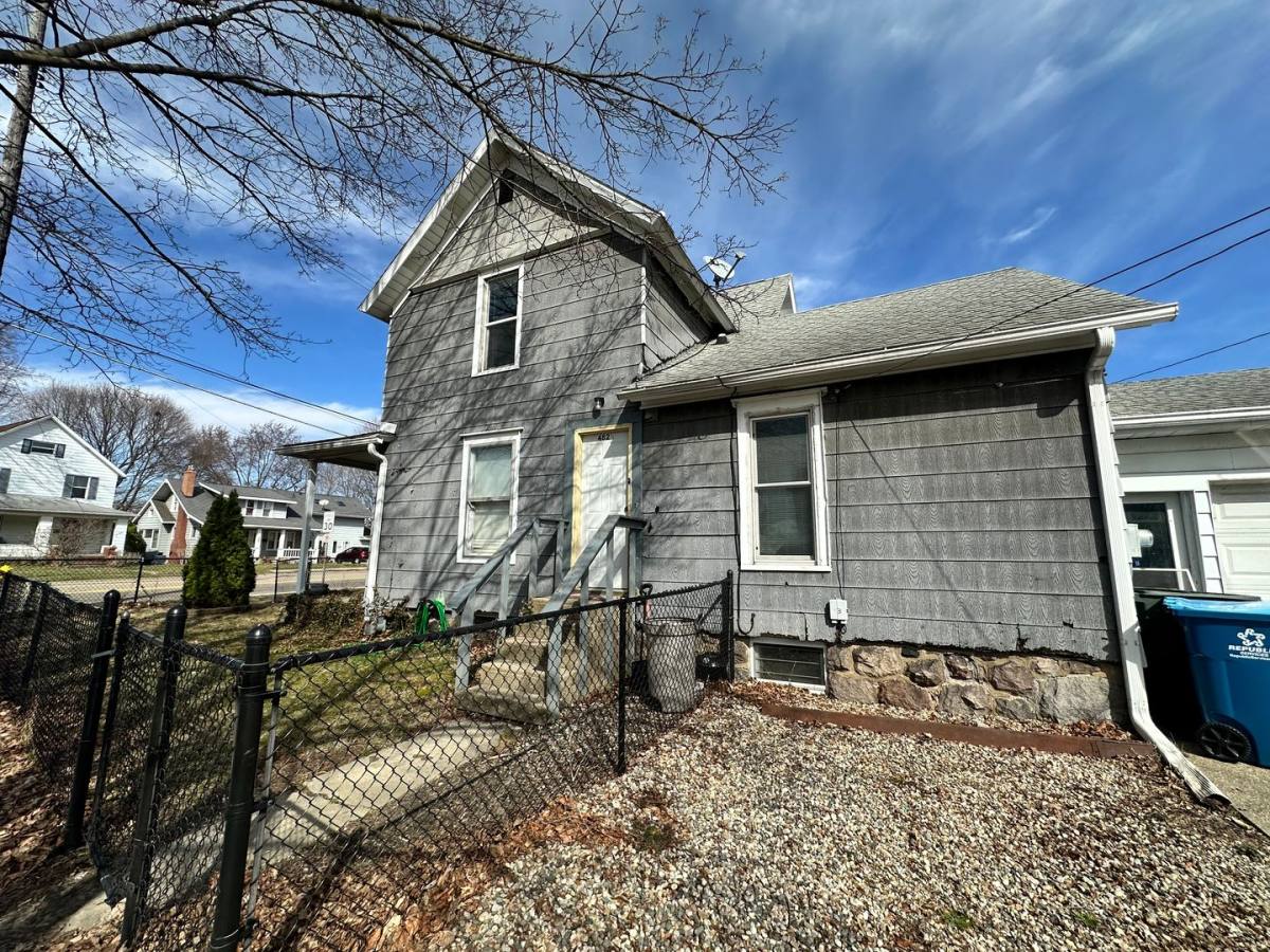 Apartment for rent at 482 Capital Ave NE, Battle Creek, MI 49017