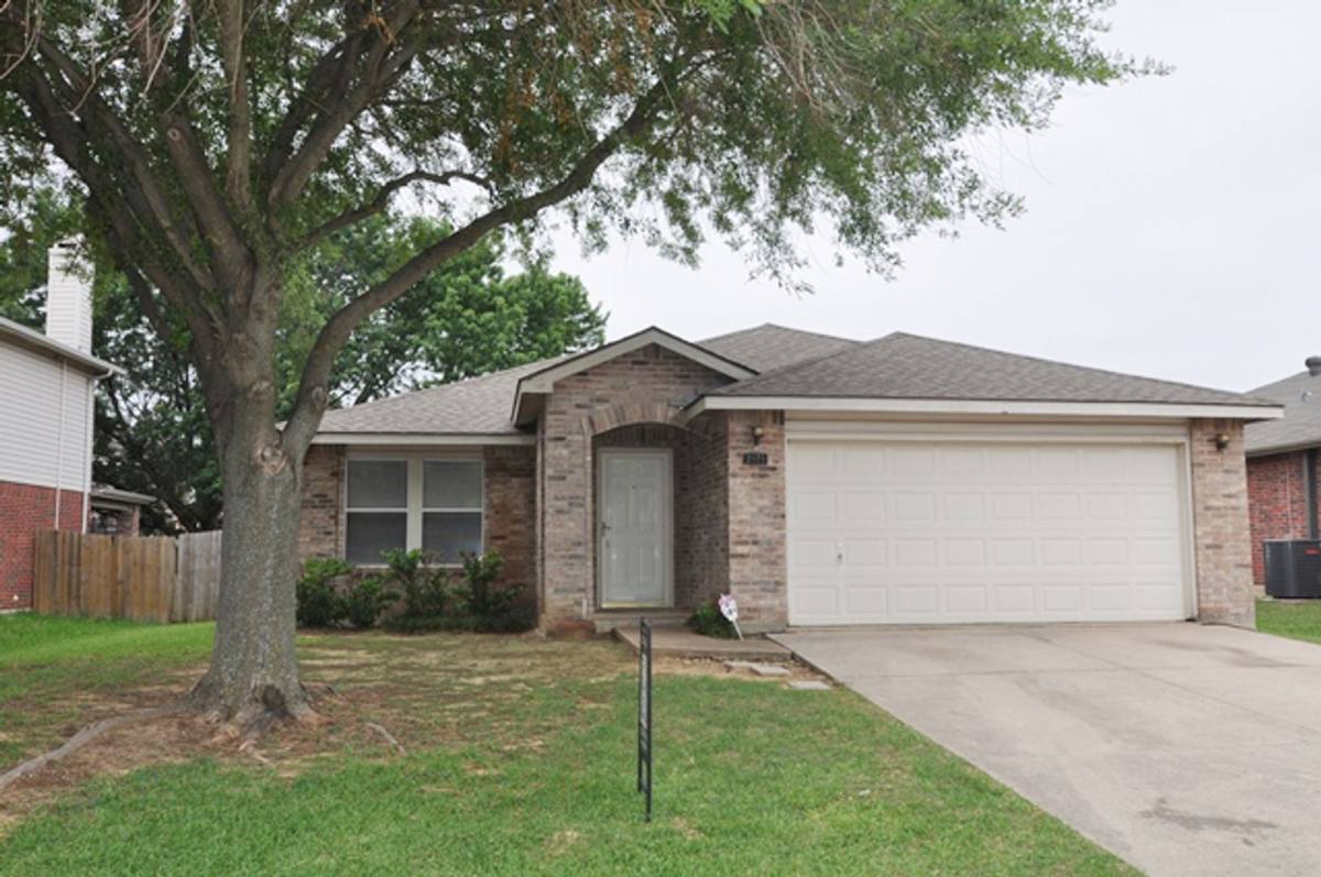 House for rent at 2971 Celian Dr, Grand Prairie, TX 75052