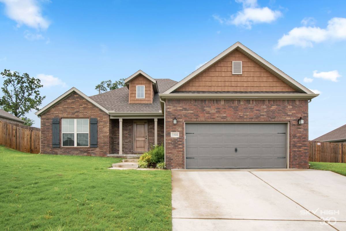House for rent at 1925 Price Ave, Lowell, AR 72745