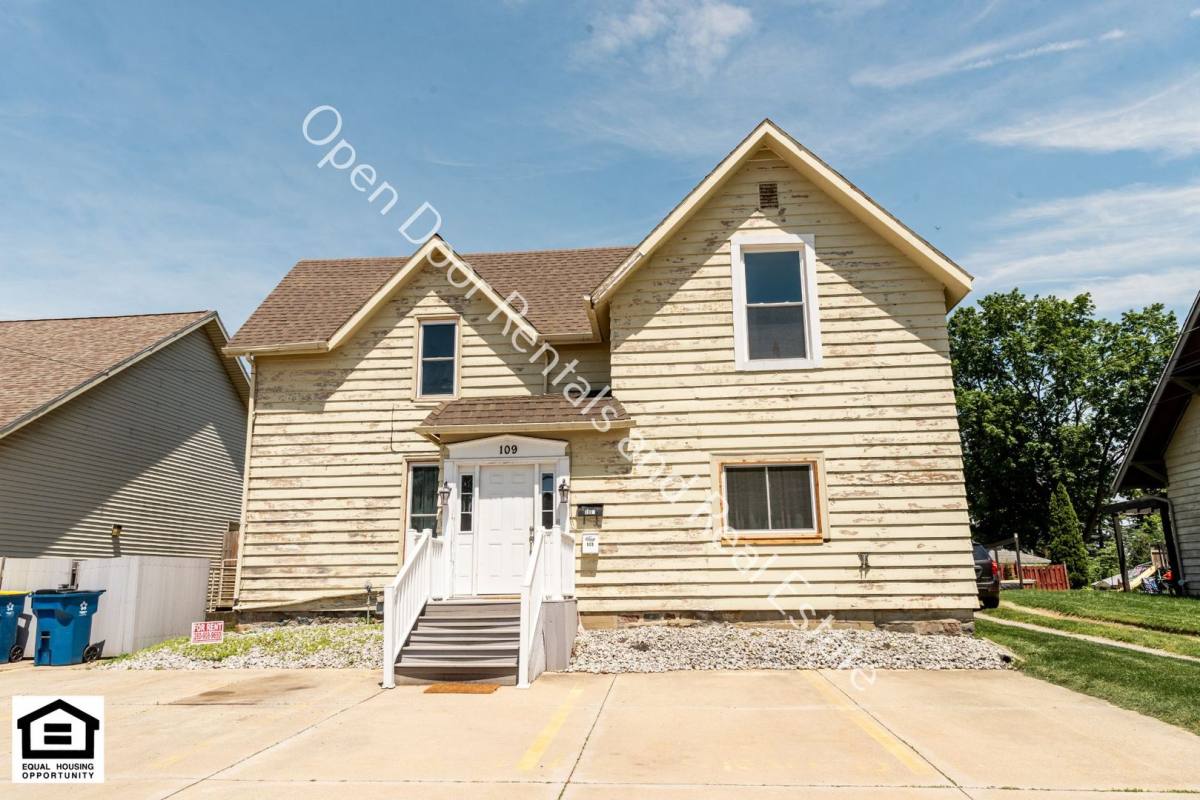 Apartment for rent at 109 E Broad St, Angola, IN 46703