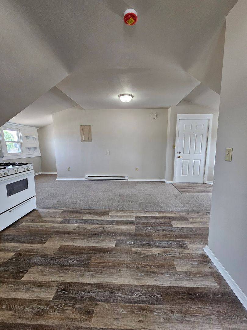 Apartment for rent at 113 N Roche St, Knoxville, IA 50138