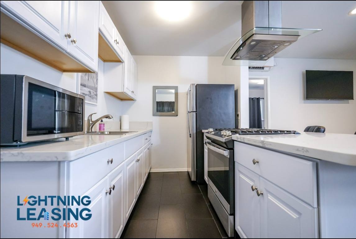 Apartment for rent at 240 3rd Ave #2D, Venice, CA 90291