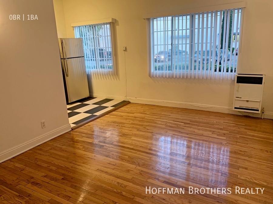 Apartment for rent at 652 S Dunsmuir Ave #103, Los Angeles, CA 90036