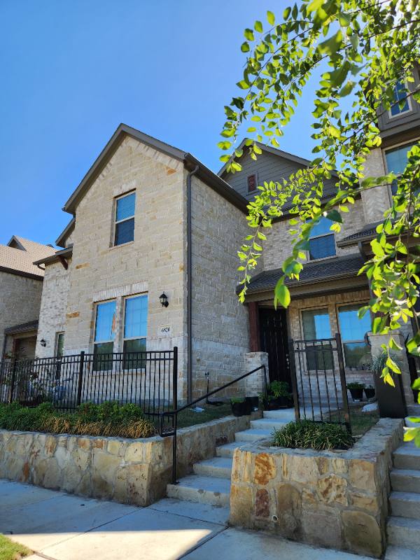 Townhouse for rent at 6820 Meadow Crest Dr, North Richland Hills, TX 76180