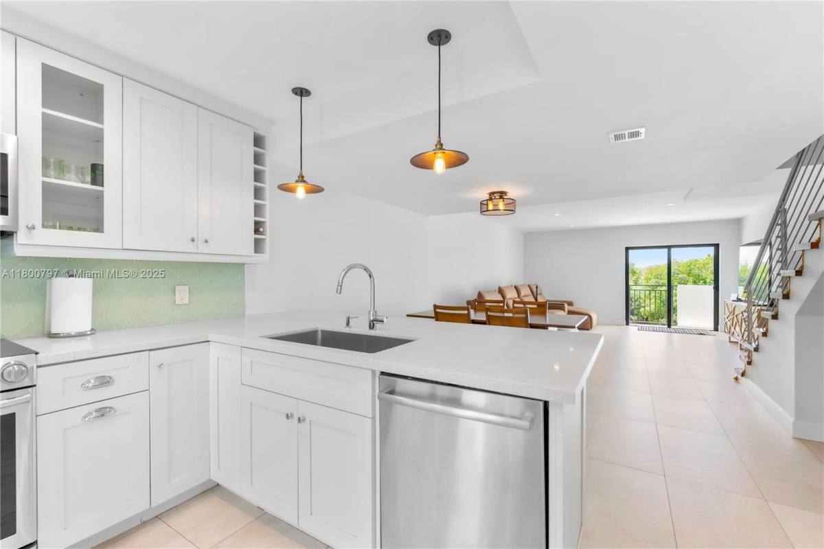 Townhouse for rent at 6901 Edgewater Dr #328, Miami, FL 33133